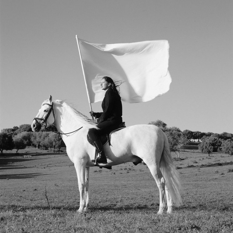 Marina Abramović | Heroj, 2001. | Ljubaznošću Arhiva Marine Abramović i galerije Luciana Brito © Ljubaznošću Arhiva Marine Abramović / Bildrecht, Beč 2025/Albertina