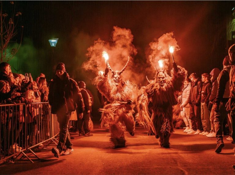 Krampus u Austriji: drevna tradicija postala moderno spektakularni događaj Nekada je njegov veliki dan bio isključivo 5. decembar, ali danas „Krampus sezona“ u Austriji počinje već sredinom novembra, Foto: Hinterreiter Krampusse