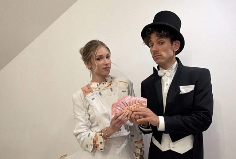 Influencer u Beču izazvao haos: Bacio 10 000 eura sa terase Na Bečkom operskom balu izazvao pažnju pojavivši se sa saradnicom u „haljini od čarapa“ ukrašenoj novčanicama, dok je sam nosio cilindar pun novca, Foto: Instagram/maxobeyme