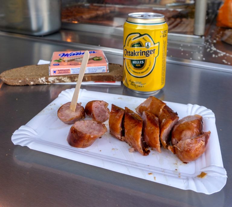 Bečki vurst štand odavno više nije samo mesto za brzi zalogaj – on je deo urbane kulture, gastronomske tradicije, Foto: Shutterstock