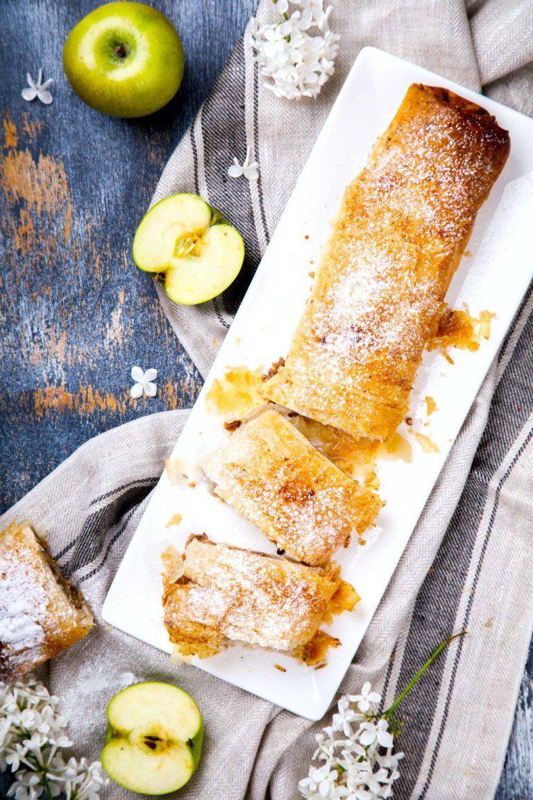Apfel štrudla – slatki simbol Beča koji traje više od tri veka Apfel štrudla je postala nezaobilazan deo bečke svakodnevice – od carskih trpeza do kafanskih vitrina, Foto: Shutterstock